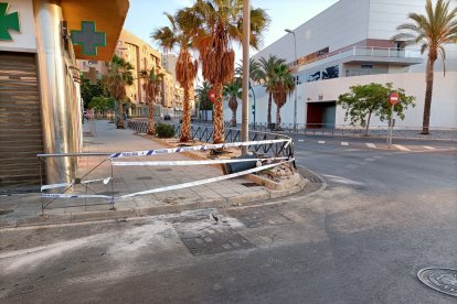 Dirección norte de la Carretera de Ronda y pabellón Moisés Ruiz.