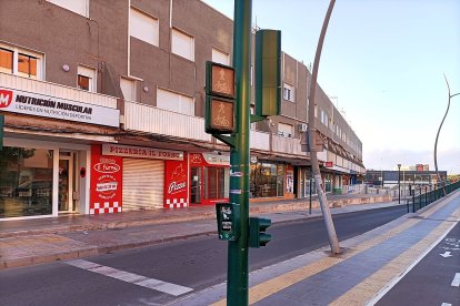 Apagado lleva dos días el semáforo para los peatones.