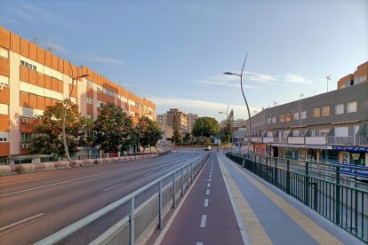Bajando el Puente de la Avenida del Mediterráneo.