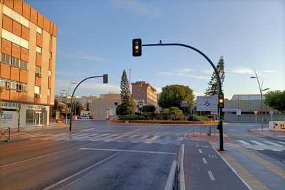 No se activa para que crucen los peatones.