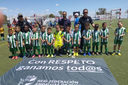 Vícar recogiendo las medallas.