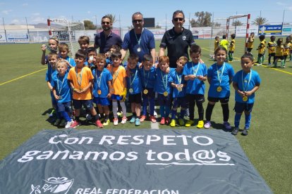 Los anfitriones posando con su premio.