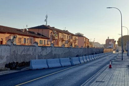 Los separadores de cemento que fueron colocados con los primeros rayos de luz del día.