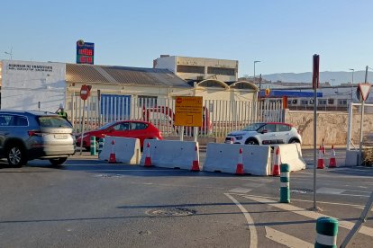 Panel informativo para los vehículos, que debían ser desviados hacia la derecha.