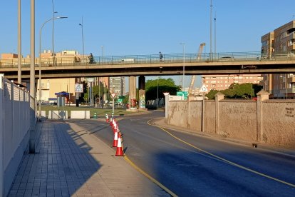 Señalización especial con el puente de la Avenida del Mediterráneo al fondo.