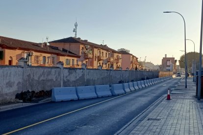 Las antiguas casas de la Renfe que todavía aguantan.