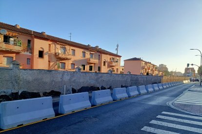 El muro blanco que pronto pasará a la historia para que llegue la Alta Velocidad.