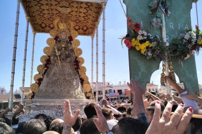 El Simpecado de Almería, ante la Virgen del Rocío.