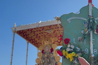El Simpecado de Almería, ante la Virgen del Rocío.