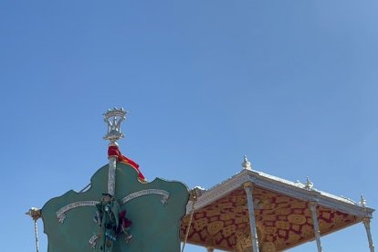El Simpecado de Almería, ante la Virgen del Rocío.