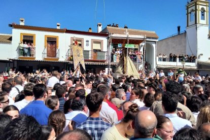 El Simpecado de Almería, ante la Virgen del Rocío. Foto de Pepe Leyva.