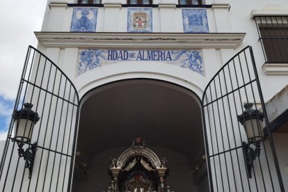 El Simpecado de Almería, a su llegada a la casa de hermandad en la aldea del Rocío.