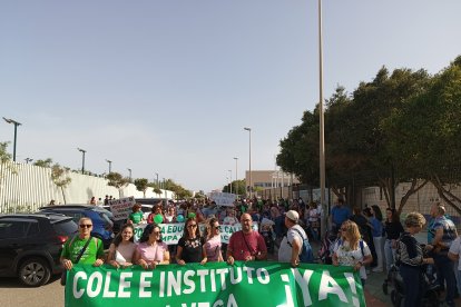 Imagen durante la manifestación por parte de asociaciones y familias de la Vega de Acá.