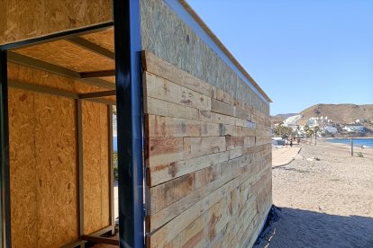 La playa al fondo. Este local dará nuevos servicios.