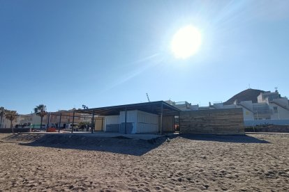 El sol brillando encima de un chiringuito que tiene 4 metros de altura.