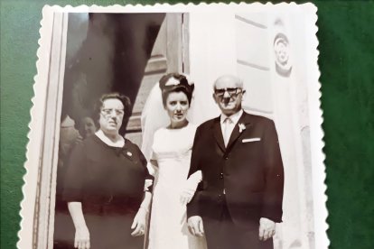 Saliendo de casa el día de su boda.