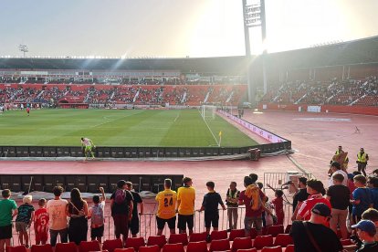 El meta portugués saltando la valla publicitaria.