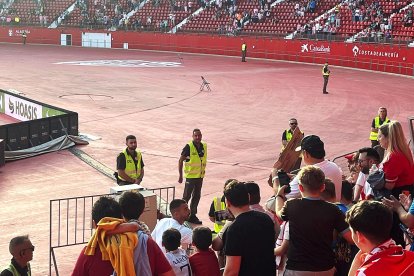 Maximiano hablando con el niño.