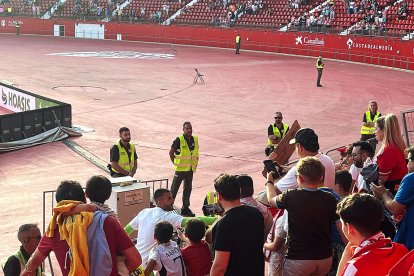 Dándole la preciada camiseta.