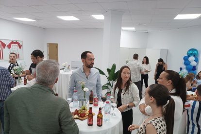 Trabajadores, clientes y amigos asistieron al acto inaugural.