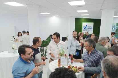 Trabajadores, clientes y amigos asistieron al acto inaugural.