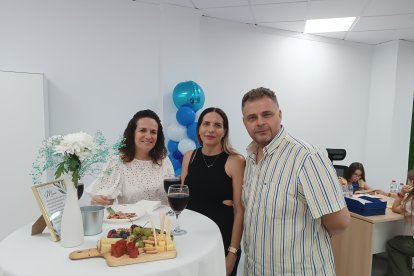 Trabajadores, clientes y amigos asistieron al acto inaugural.