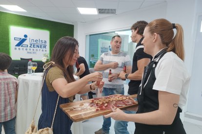 Trabajadores, clientes y amigos asistieron al acto inaugural.