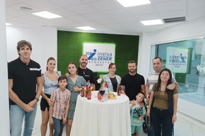 Trabajadores, clientes y amigos asistieron al acto inaugural.