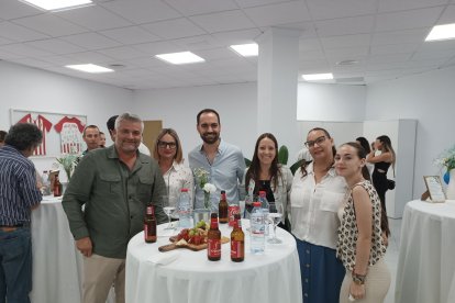 Trabajadores, clientes y amigos asistieron al acto inaugural.