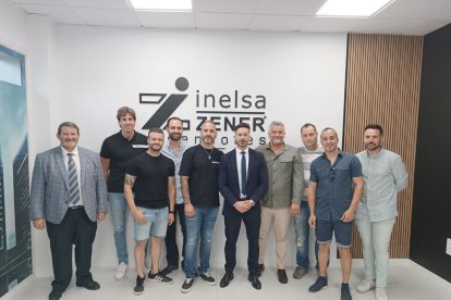 Todo el equipo que forma Inelsa Zener Almería en sus nuevas instalaciones de Avenida del Mediterráneo frente al pabellón Rafael Florido.