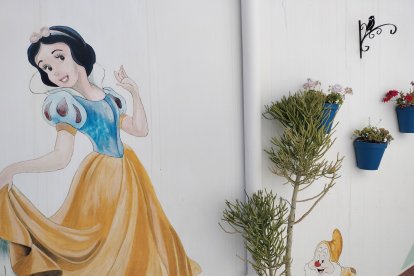 Blancanieves en una de las calles nada más entrar a Vícar.