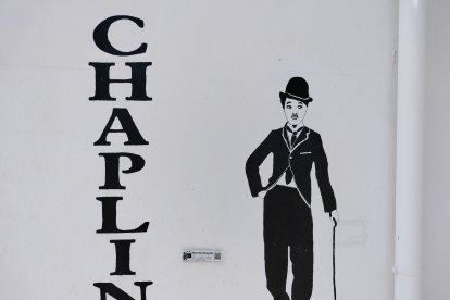 Uno de los iconos, Chaplin, no podía faltar en las fachadas.