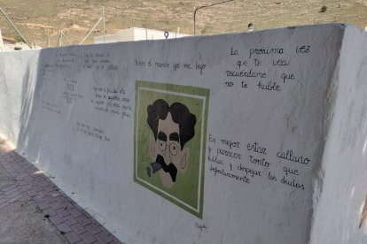 Diferentes frases escritas en las fachadas mientras se sigue el recorrido.