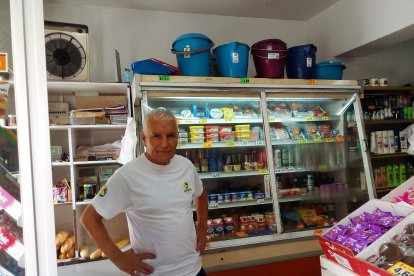 Luisillo siempre al pi del cañón en su tienda del Zapillo.
