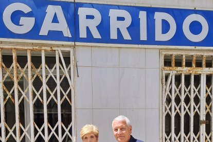 África y Luis ahora pasan por la tienda y se llenan de recuerdos.