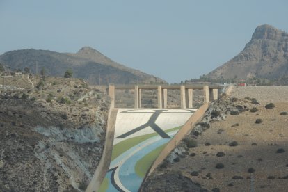 El aliviadero donde siempre está presente el Indalo de Almería.