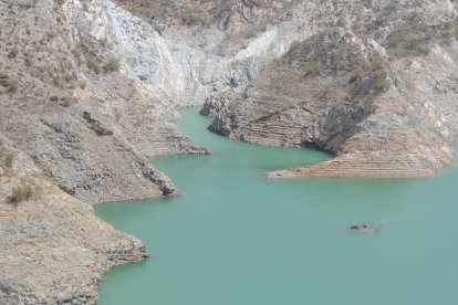 Las calas que se van formando por el agua.