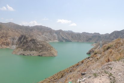 El sol luciendo sobre un pantano de Cuevas que necesita más agua.
