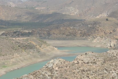 Pocos hectómetros cúbicos en el pantano cuevano.