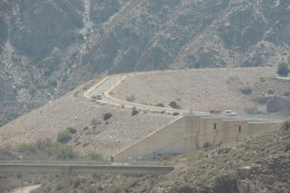 Foto de la presa donde solo pueden acceder los vehículos autorizados.