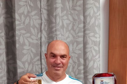 Diego Alarcón posando con el título de campeón y su pájaro 'Pedro'