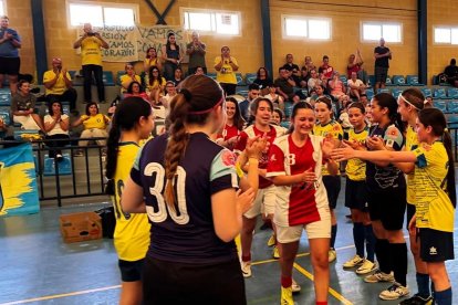 El pasillo del respeto a las campeonas senior.