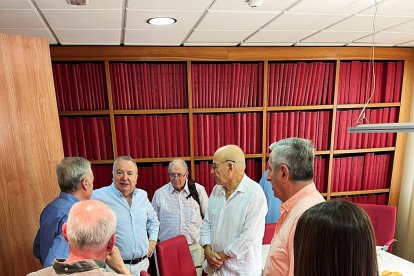 Suscriptores digitales de LA VOZ compartiendo opiniones. 