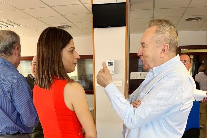 Desirée Franco, natural de Barcelona, charlando con el director de LA VOZ, Pedro M. de la Cruz. 
