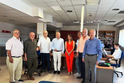 Los suscriptores Sergio Santillán, Ángel Santamaría, Emilio March, Desirée Franco, Pedro Márquez, Emilio Suárez y José Requena junto a Pedro M. de la Cruz en la redacción de LA VOZ. 