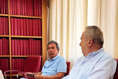 Pedro Márquez charlando sobre temas de actualidad con el director de LA VOZ. 