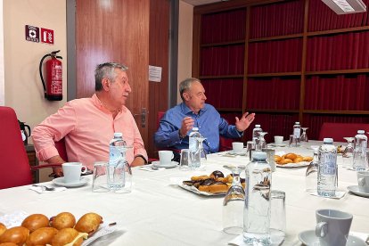 Emilio Suárez y José Requena durante el desayuno de LA VOZ. 