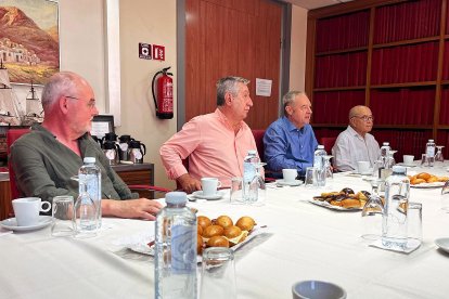 Ángel Santamaría, Emilio Suárez, José Requena y Emilio March hablando sobre el turismo en la ciudad. 