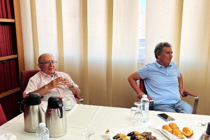 Sergio Santillán y Pedro Márquez durante el desayuno. 