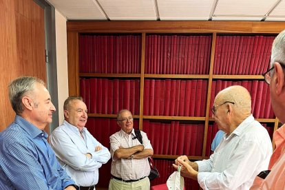 Suscriptores de LA VOZ tras el desayuno en la Sala de Juntas de LA VOZ.